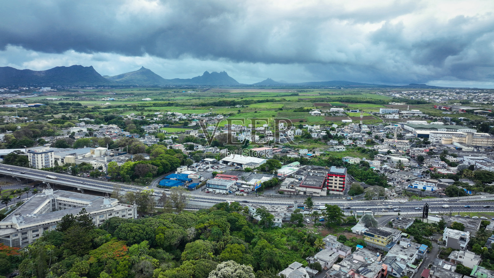 四伯恩市鸟瞰图,背景是山脉照片摄影图片