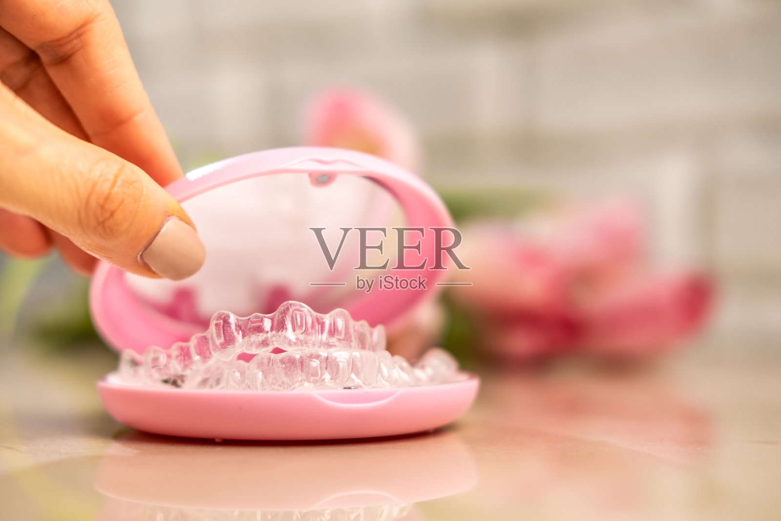 盒装手持隐形牙齿矫正矫正器。照片摄影图片