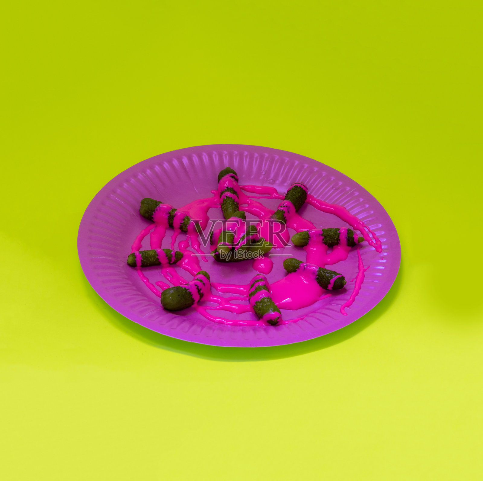 泡菜在一个粉红色的盘子孤立的彩色照片照片摄影图片