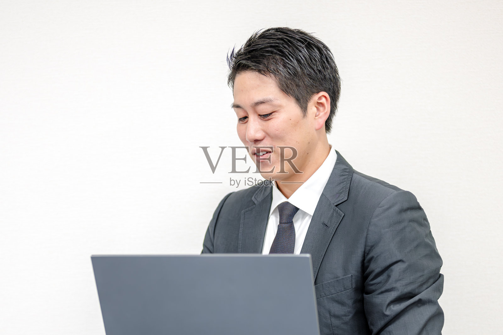 商人使用笔记本电脑照片摄影图片