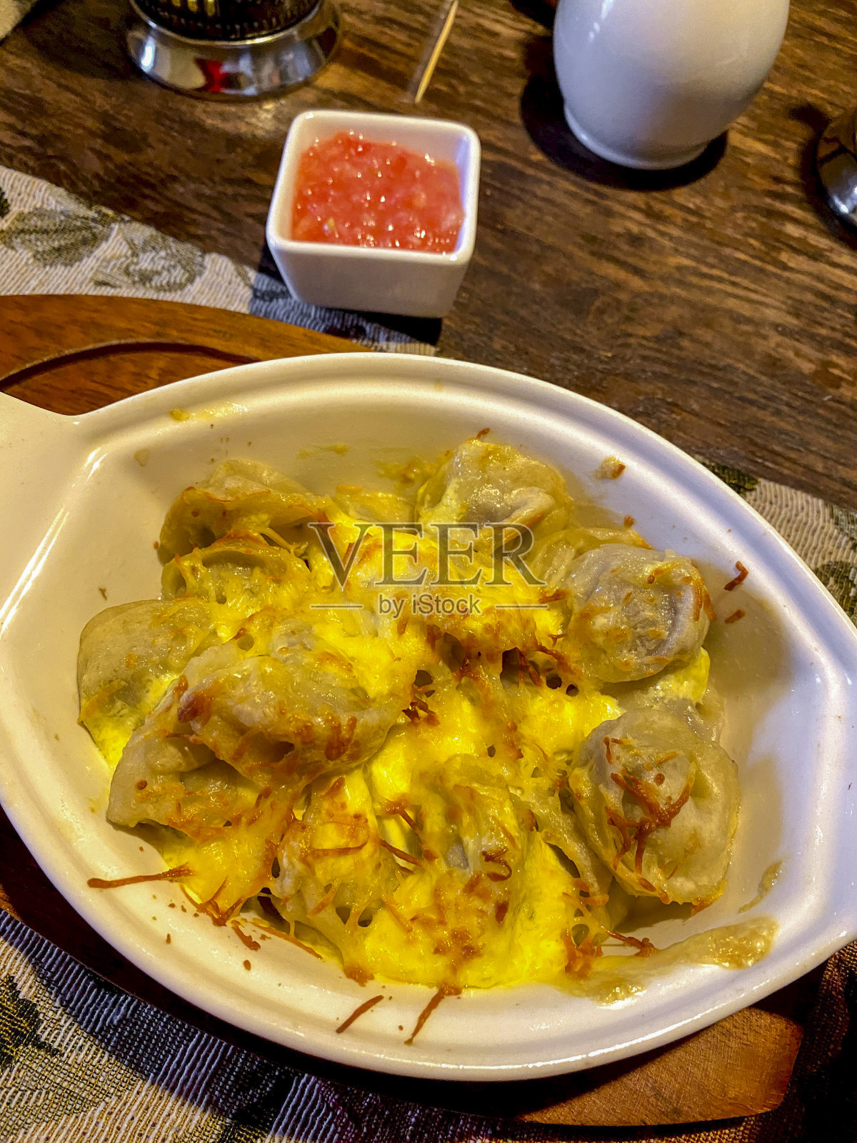 在盘子里夹着肉和奶酪的煎饺子照片摄影图片