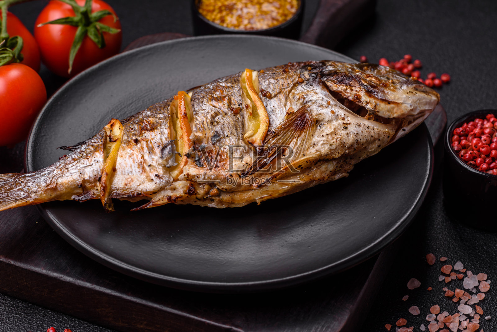 用盐、香料和香草在烤架上烤出美味的多拉多照片摄影图片