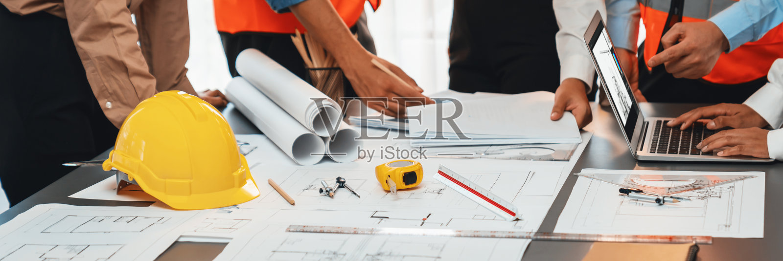 工程师合作伙伴一起绘制和设计图纸。洞察力照片摄影图片