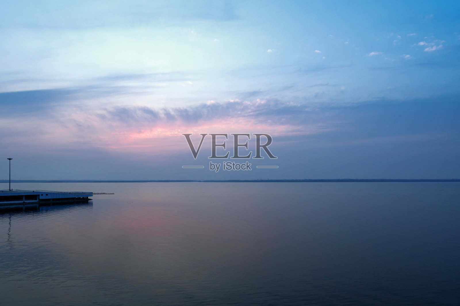 傍晚湖边的夕阳照片摄影图片