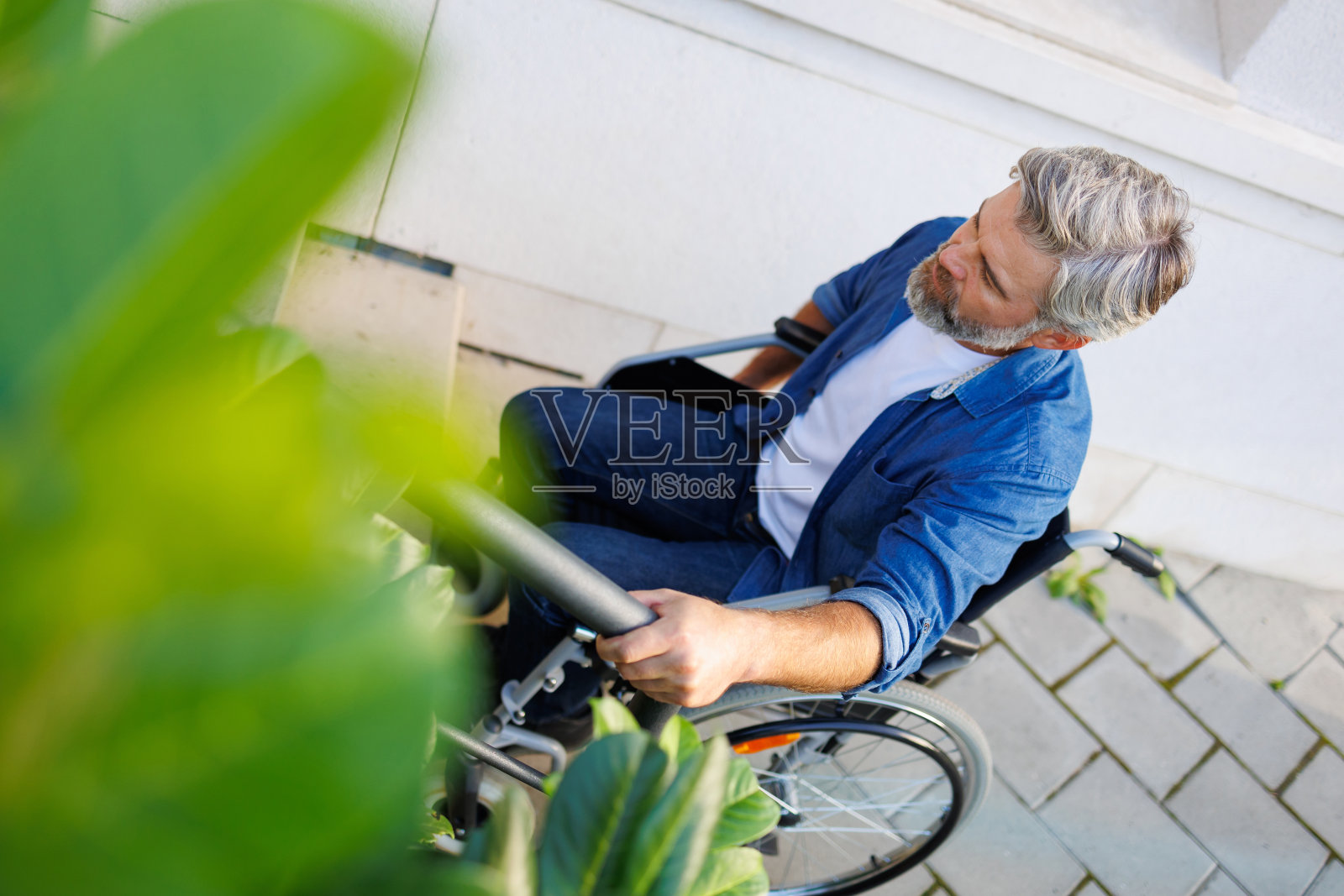 励志之旅:轮椅使用者克服障碍照片摄影图片