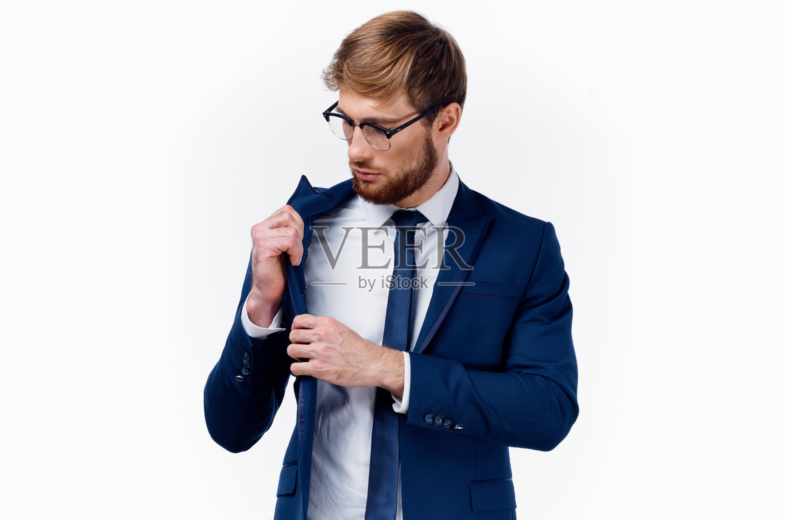 商人把他的夹克弄直,把领带系在脖子上照片摄影图片