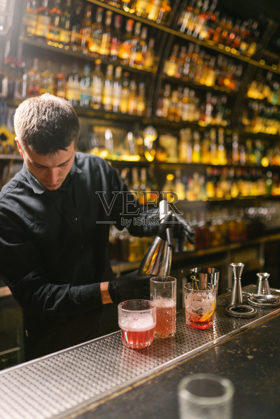 专业的调酒师为客人调制美味的鸡尾酒照片摄影图片