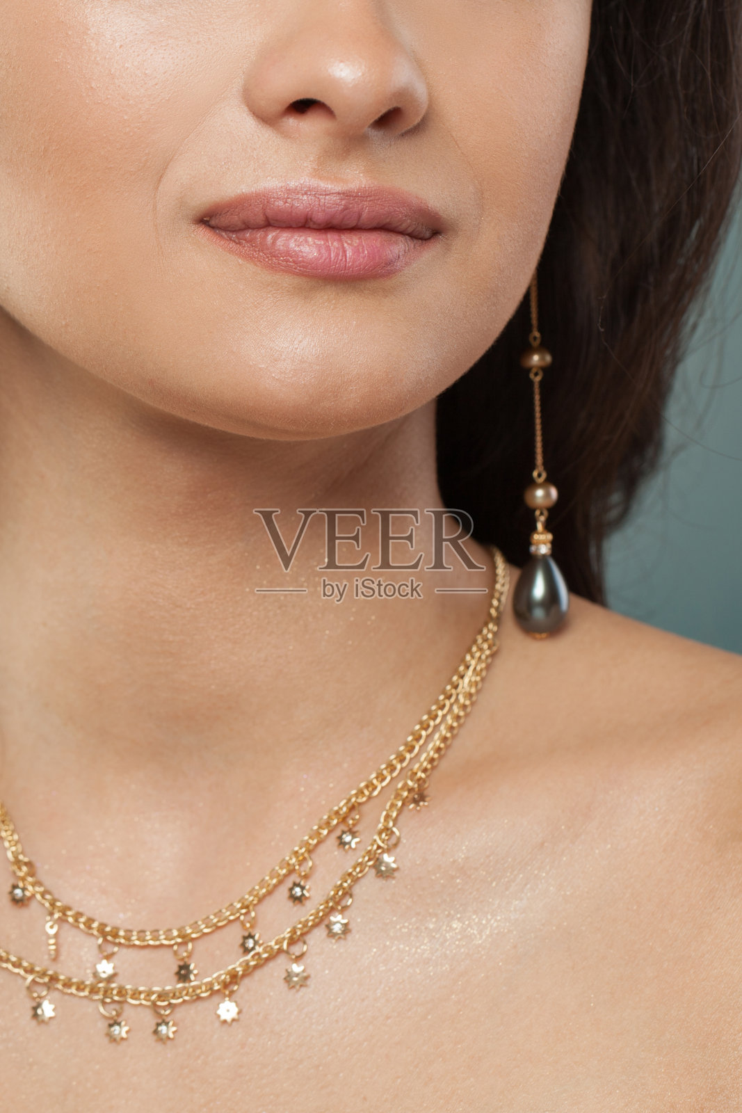 完美的珠宝模型特写。金项链和珍珠耳环照片摄影图片