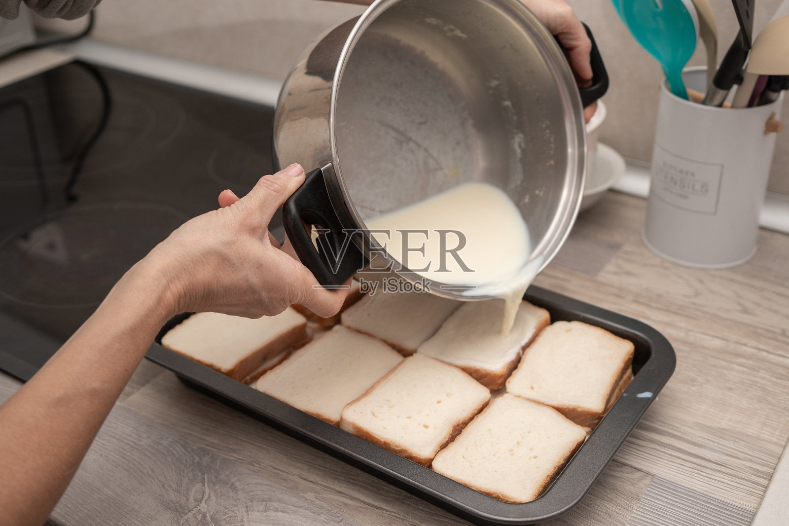 用牛奶浸泡制作辣酱照片摄影图片