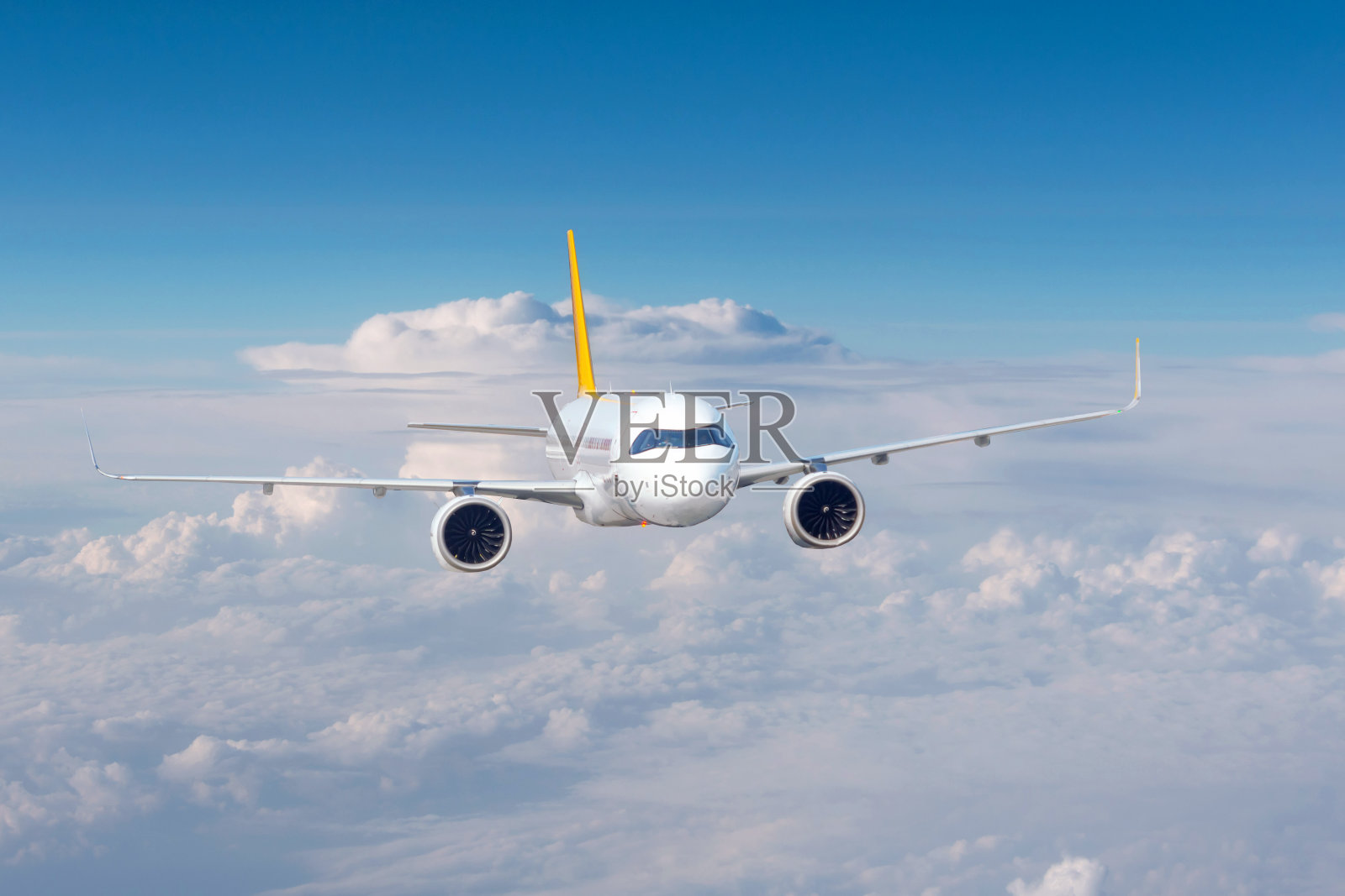 民航客机在高空飞行,在云层和蓝天之上飞行。照片摄影图片