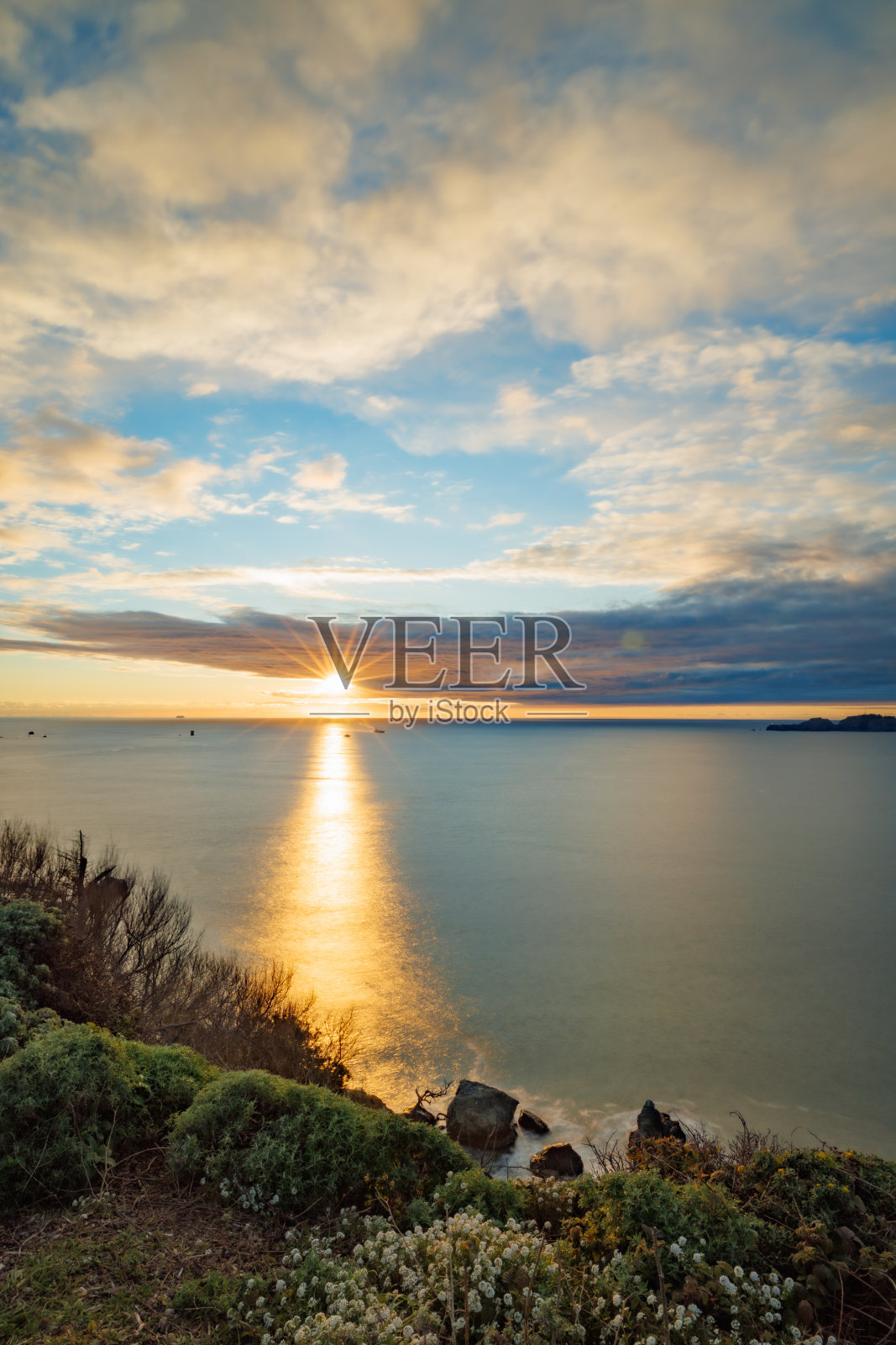 美国加州旧金山日落时太平洋和美丽云彩的垂直照片照片摄影图片