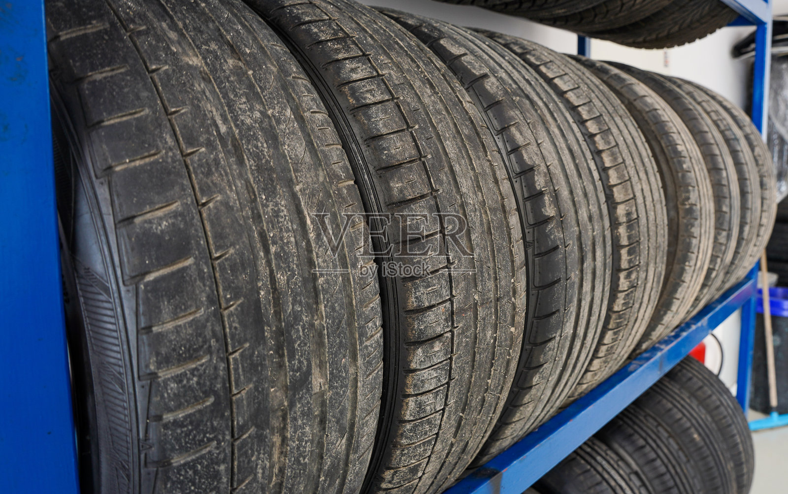 轮胎放在架子上。换轮胎。汽车轮胎换。照片摄影图片