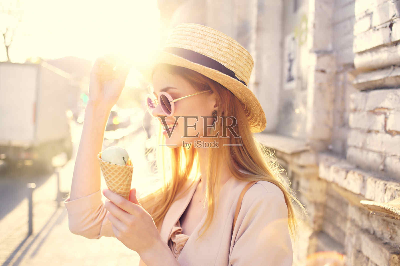街上的美女拿着冰淇淋度假模特照片摄影图片