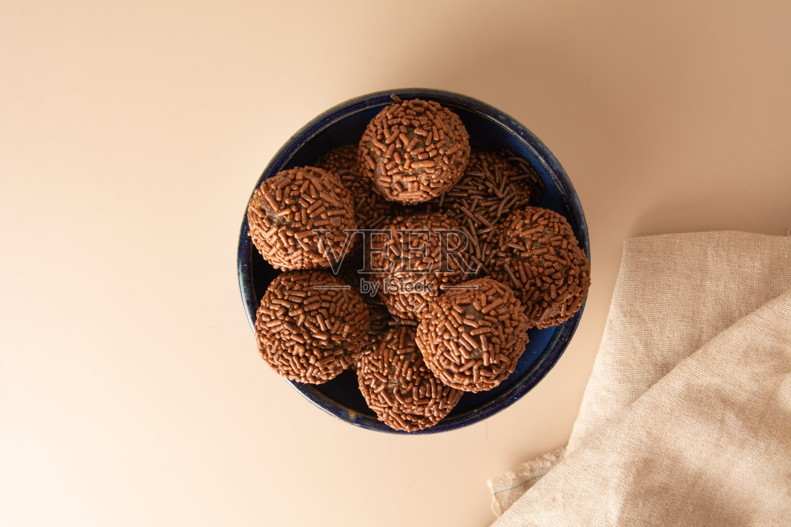 巧克力松露球Brigadeiro巴西糖果和巧克力片鸟瞰图米色背景照片摄影图片