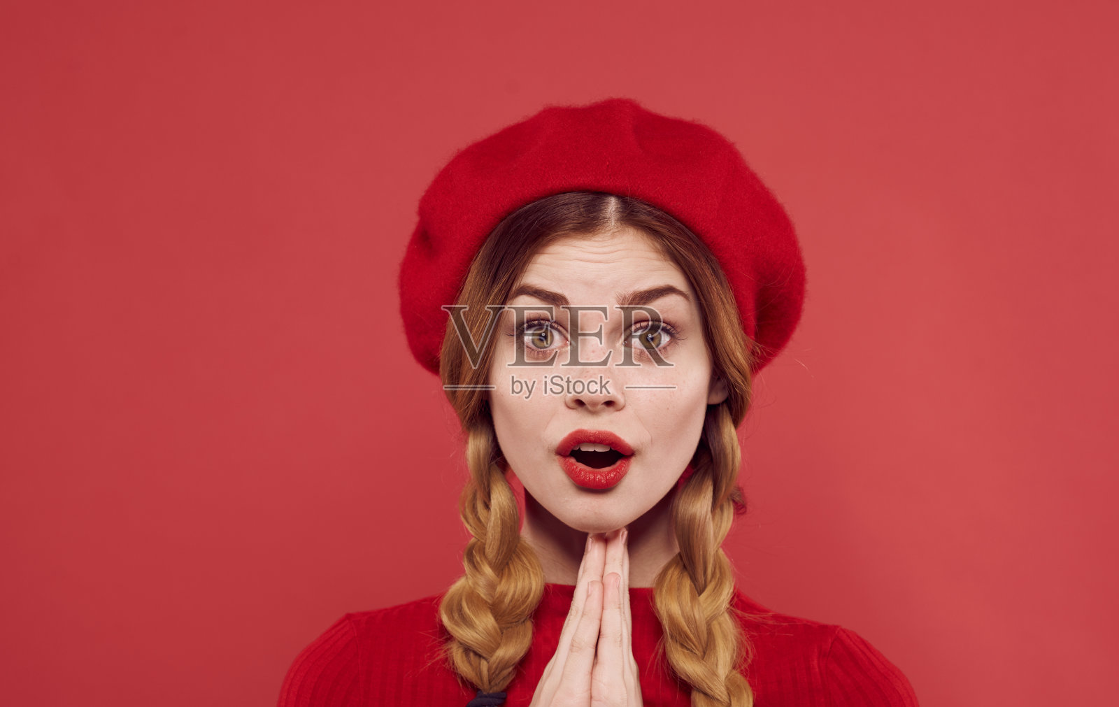 漂亮的女人扎着小辫,帽子,裙子,迷人的外表,孤立的入口照片摄影图片