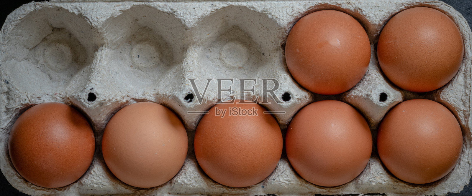 新鲜的鸡蛋放在纸盘上放在桌子上,选择性集中照片摄影图片