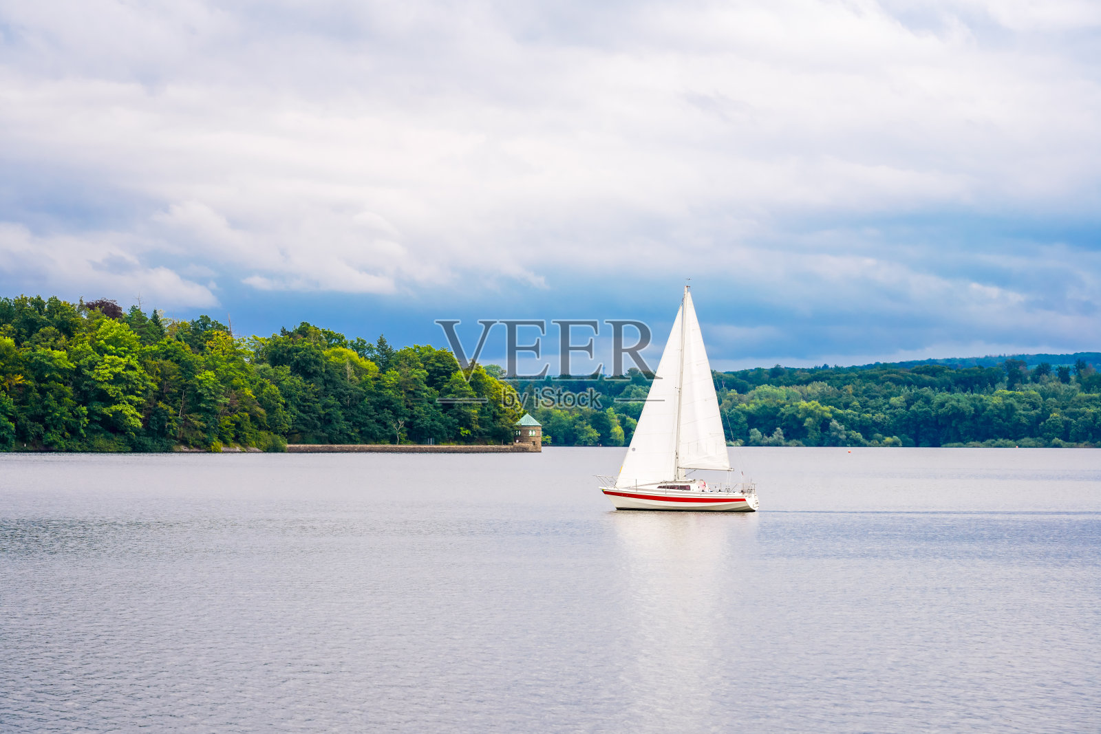 晚上的Möhnesee和周围的景观。靠近大自然Körbecke。照片摄影图片