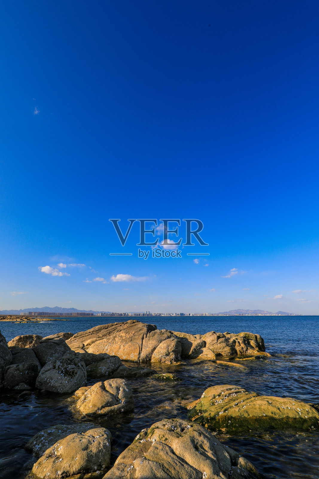 中国北方靠海的岩石自然风光照片摄影图片