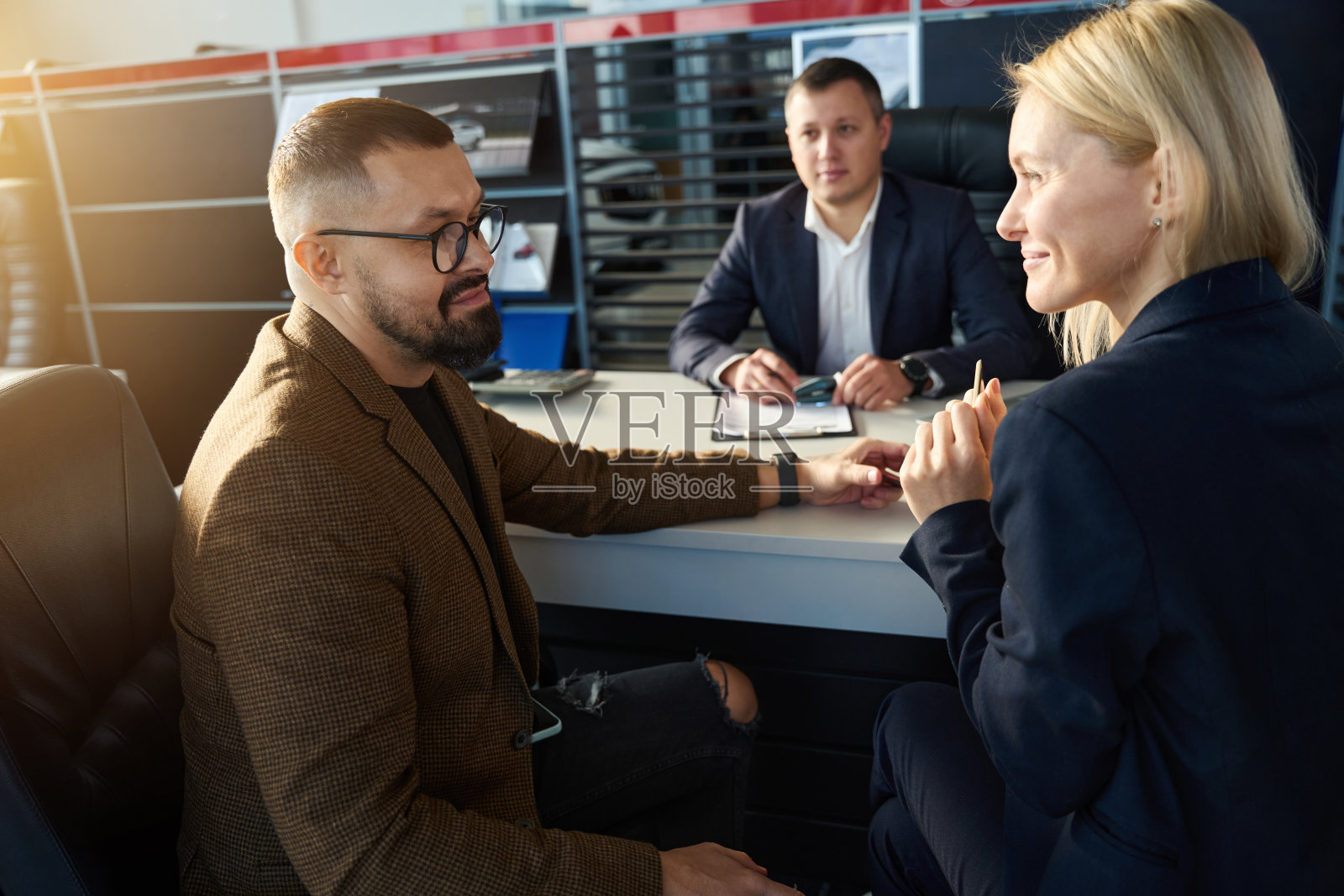 两个人坐在那里互相看着对方照片摄影图片