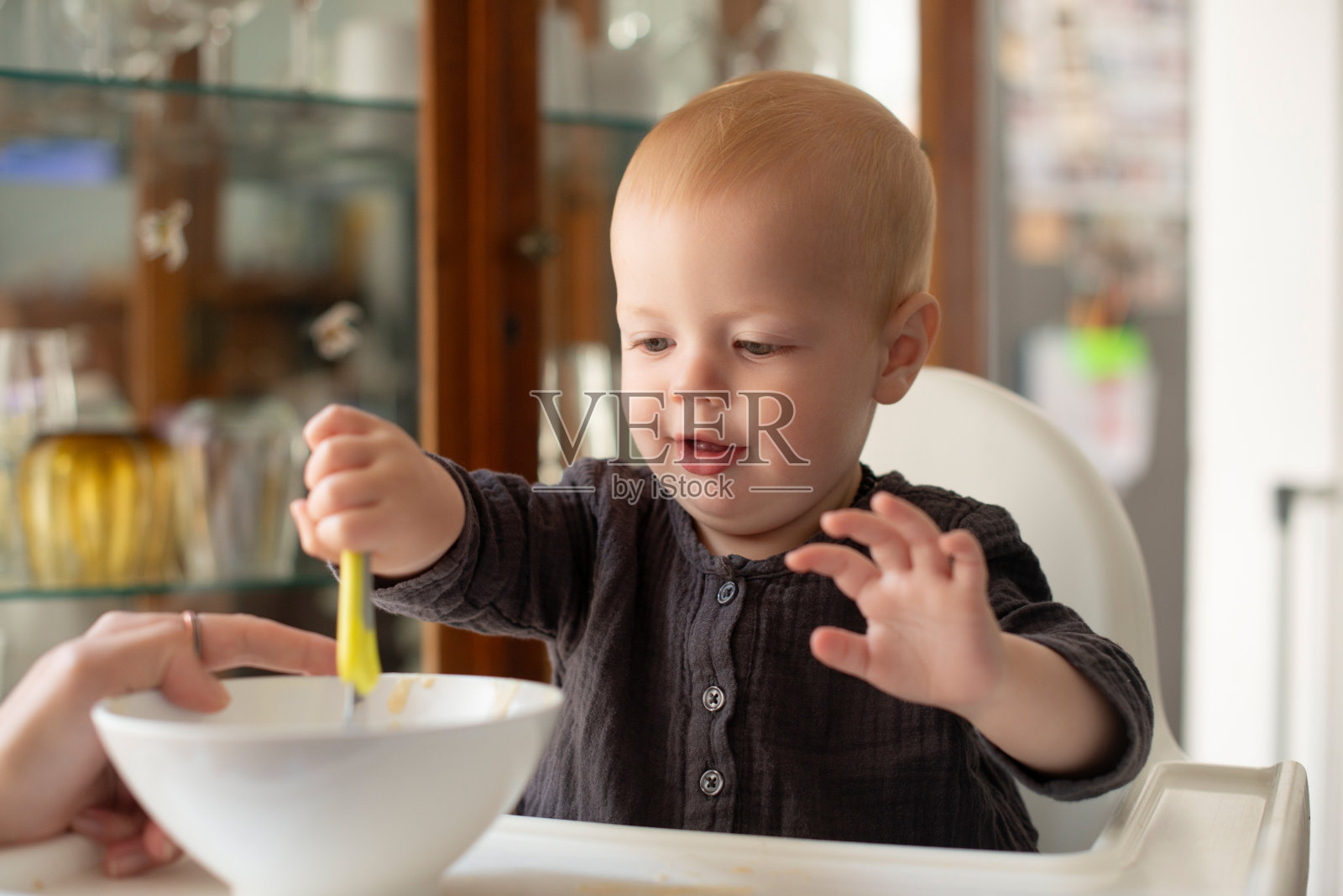 回家,宝宝和碗为食,吃饭和微笑在椅子上,营养和健康的一餐。婴儿,发育和蹒跚学步的孩子有一个喂养时间表或早晨例行工作,支持或家庭早餐照片摄影图片