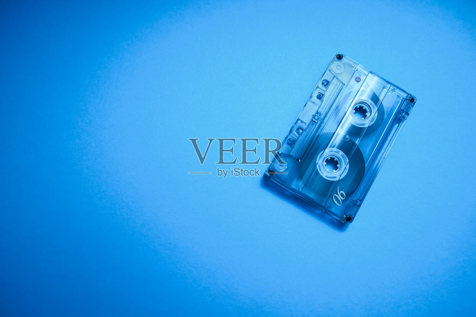 透明的音频磁带照片上的蓝色背景。放文字的地方。照片摄影图片