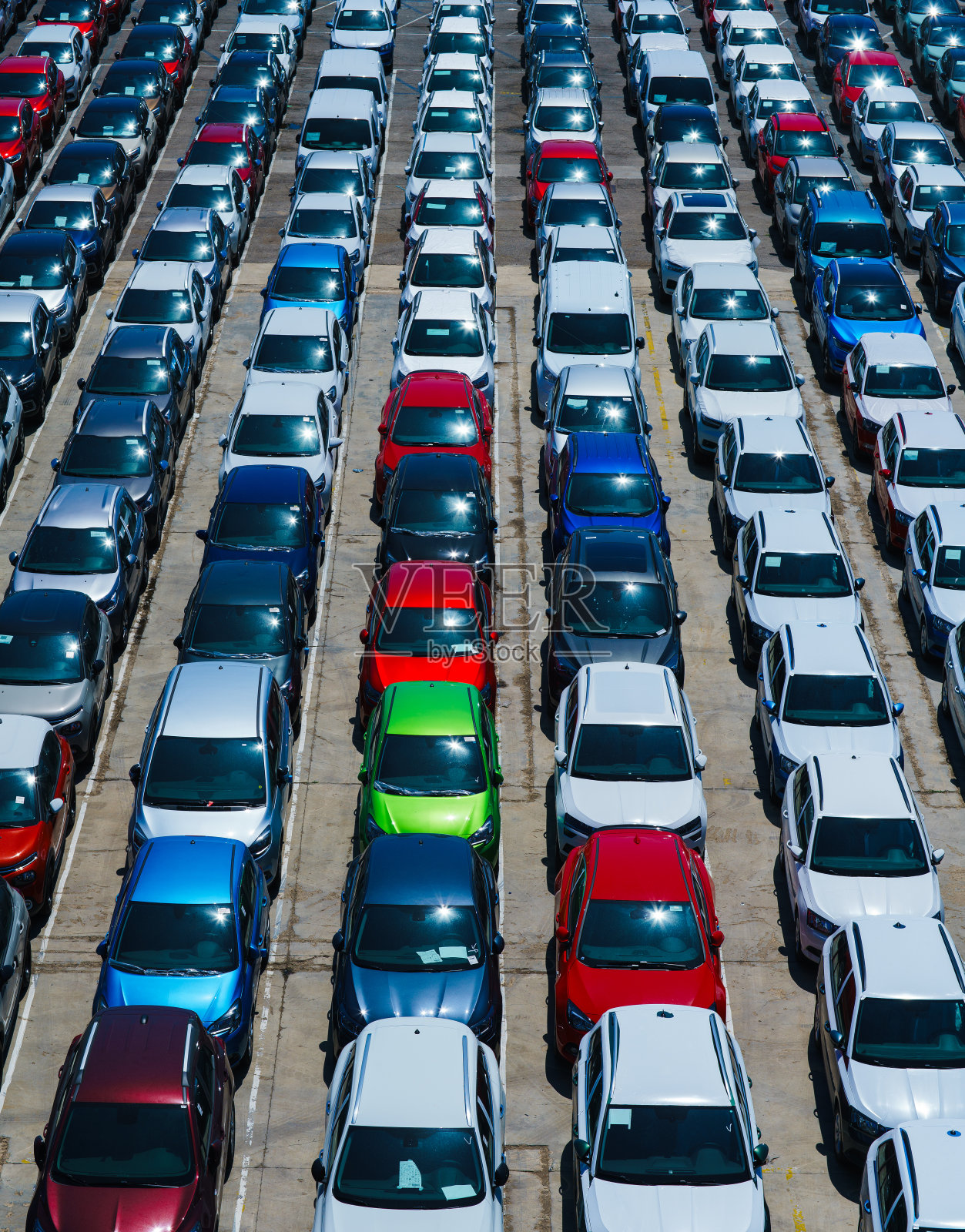 货港里有许多现代汽车照片摄影图片