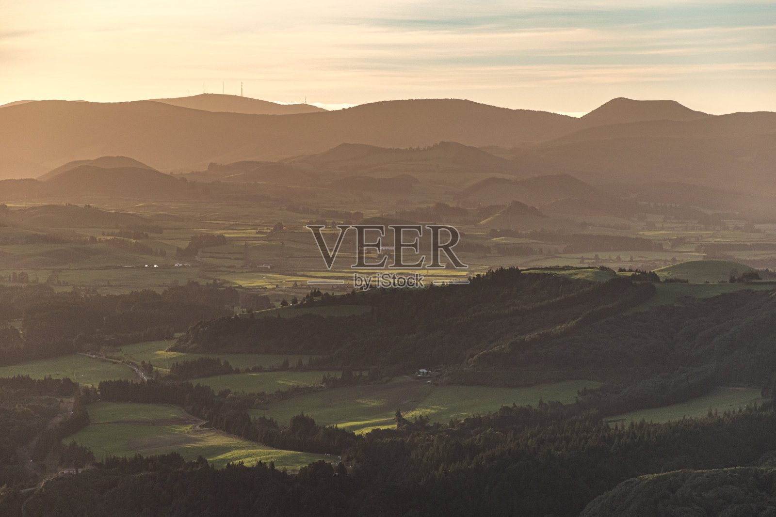 从亚速尔群岛的Miradouro do Salto do Cavalo看到的圣米格尔岛内部有几个小火山锥照片摄影图片