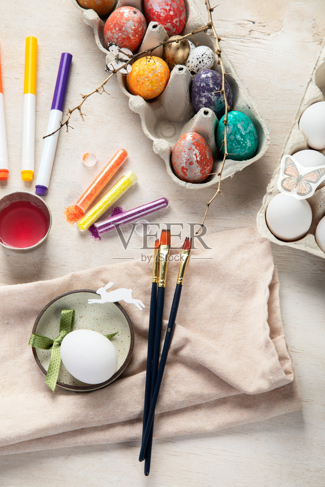 DIY复活节彩蛋绘画。假期和创造力。传统的概念照片摄影图片