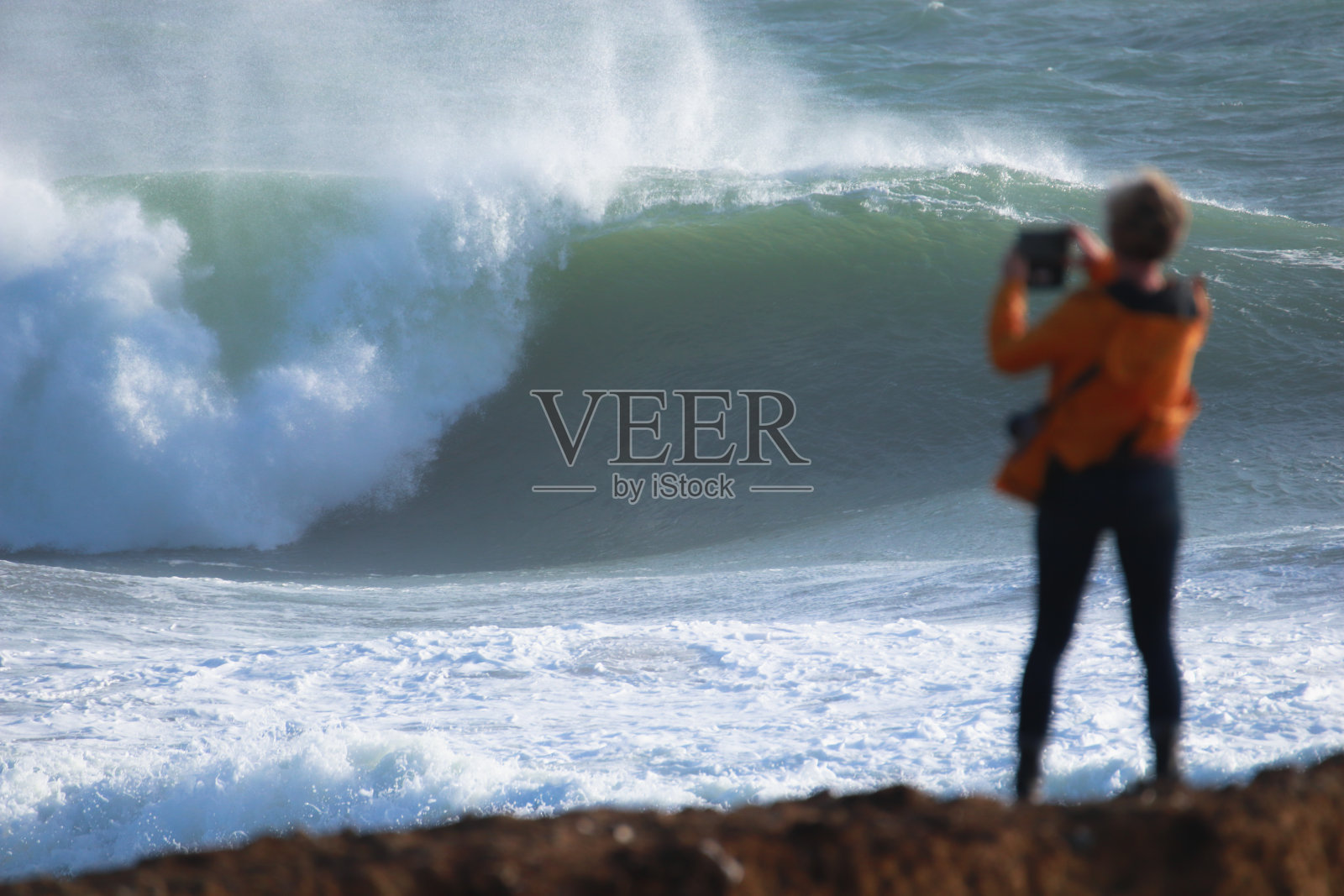 女人们正在拍一张大浪的照片照片摄影图片