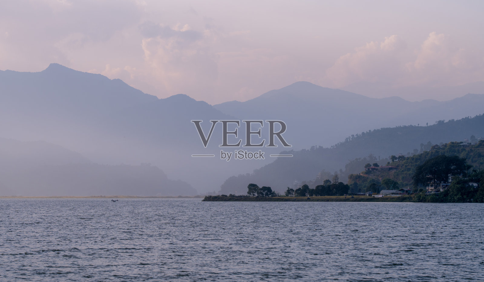 夜色中的少瓦湖照片摄影图片