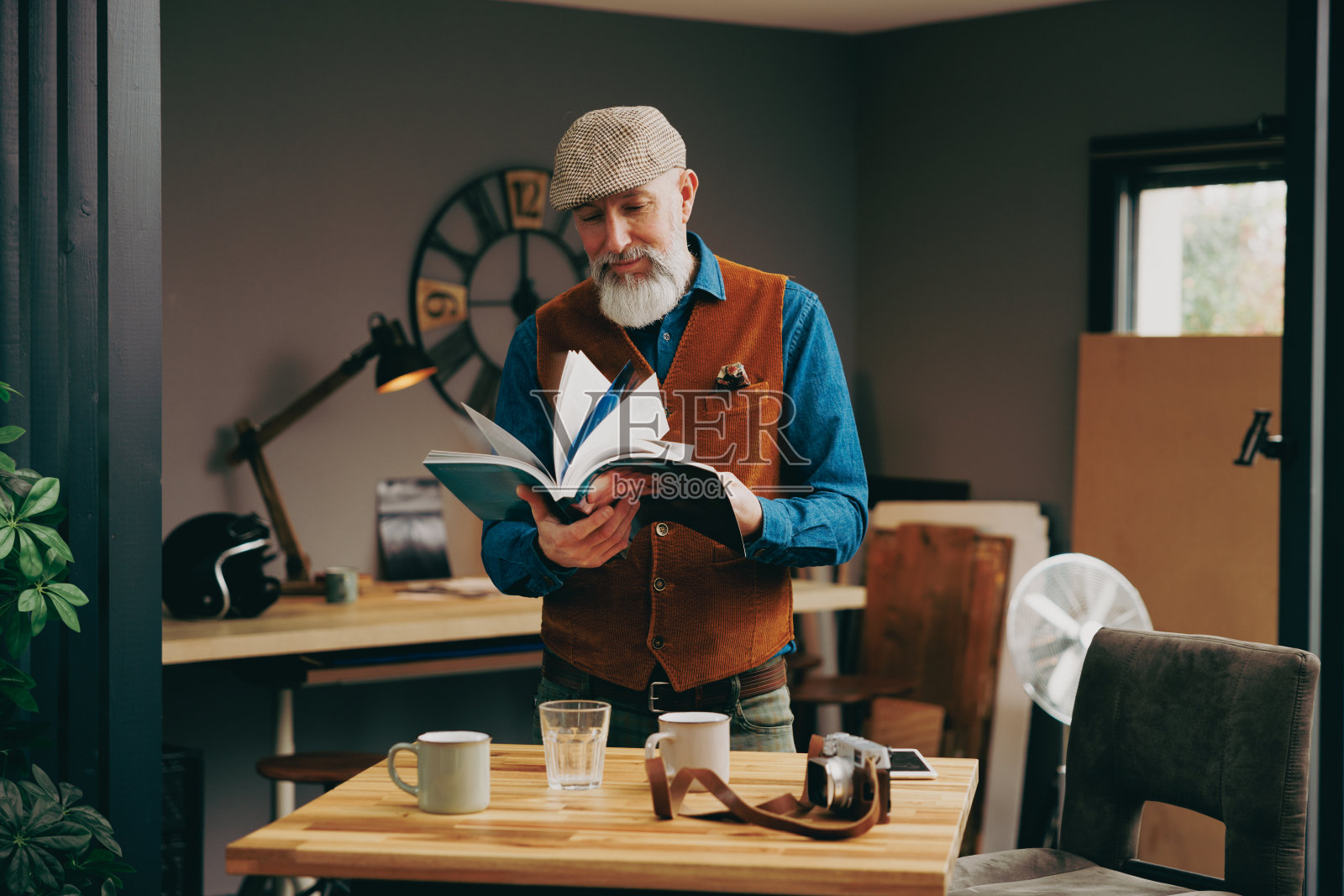 时尚摄影师在他的创意工作室照片摄影图片