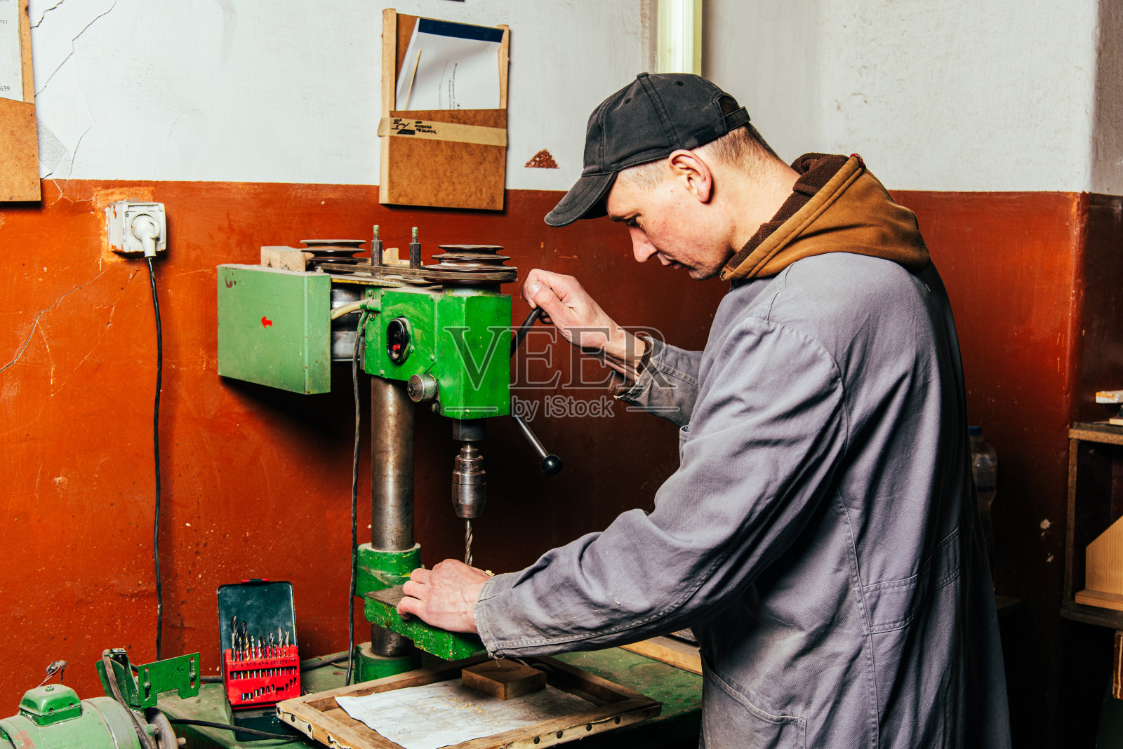木匠在车间里用锯子、刨床和各种工具工作照片摄影图片