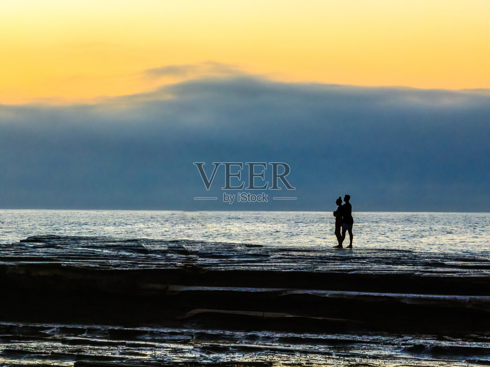 日出、浪漫和雾蒙蒙的海景照片摄影图片