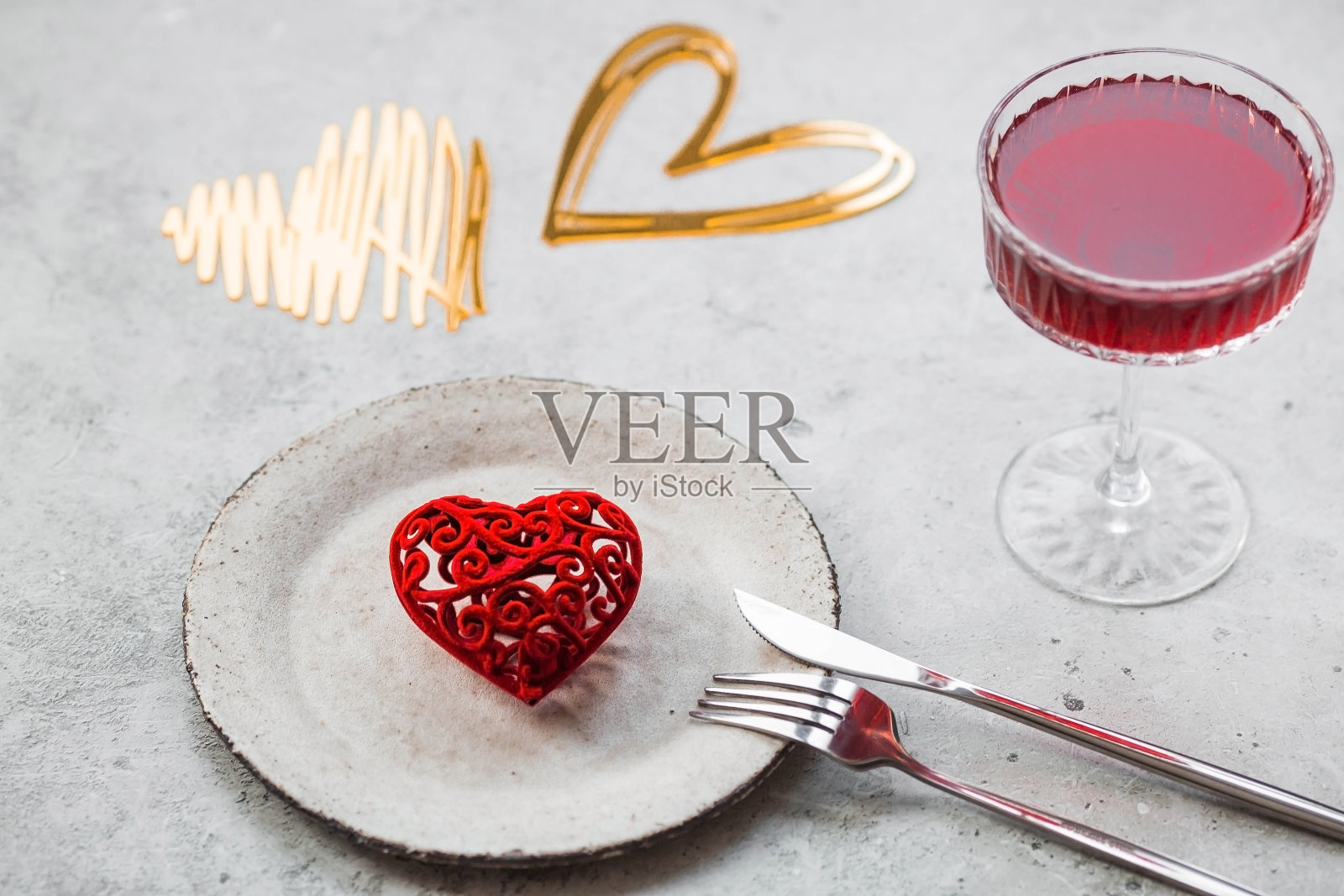 的横幅。表设置。一个时尚的陶瓷盘子,一杯红酒,一把叉子和金色,红心在混凝土背景上。咖啡馆和餐馆庆祝情人节的概念。照片摄影图片
