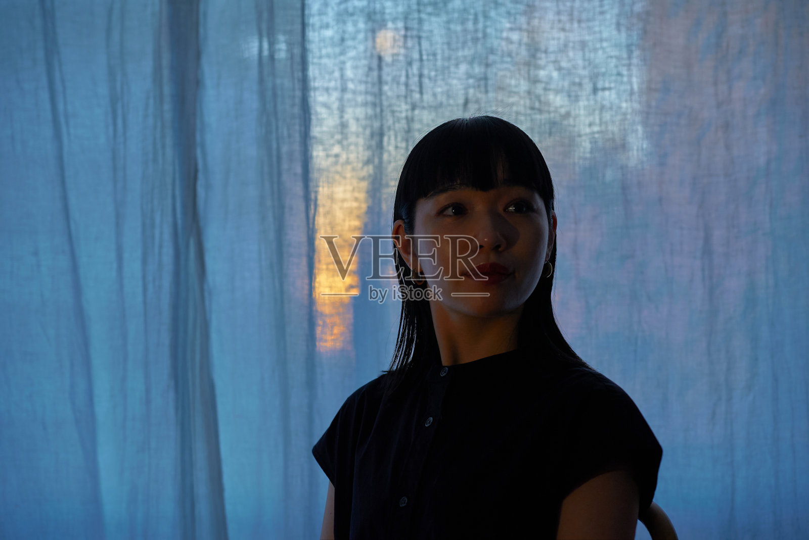 一位年轻女子在窗边休息照片摄影图片