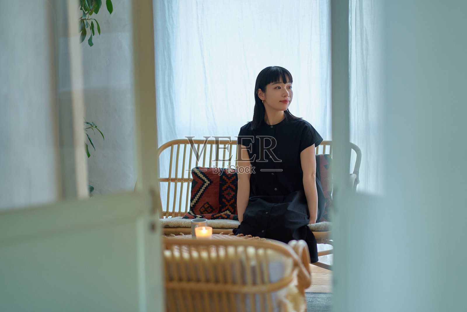 年轻女子在房间里放松照片摄影图片