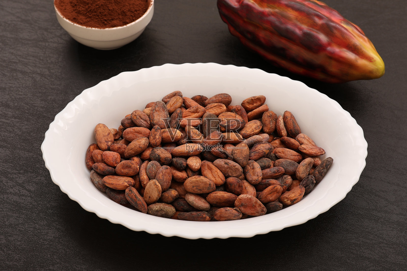 可可豆放在木背景的碗里照片摄影图片
