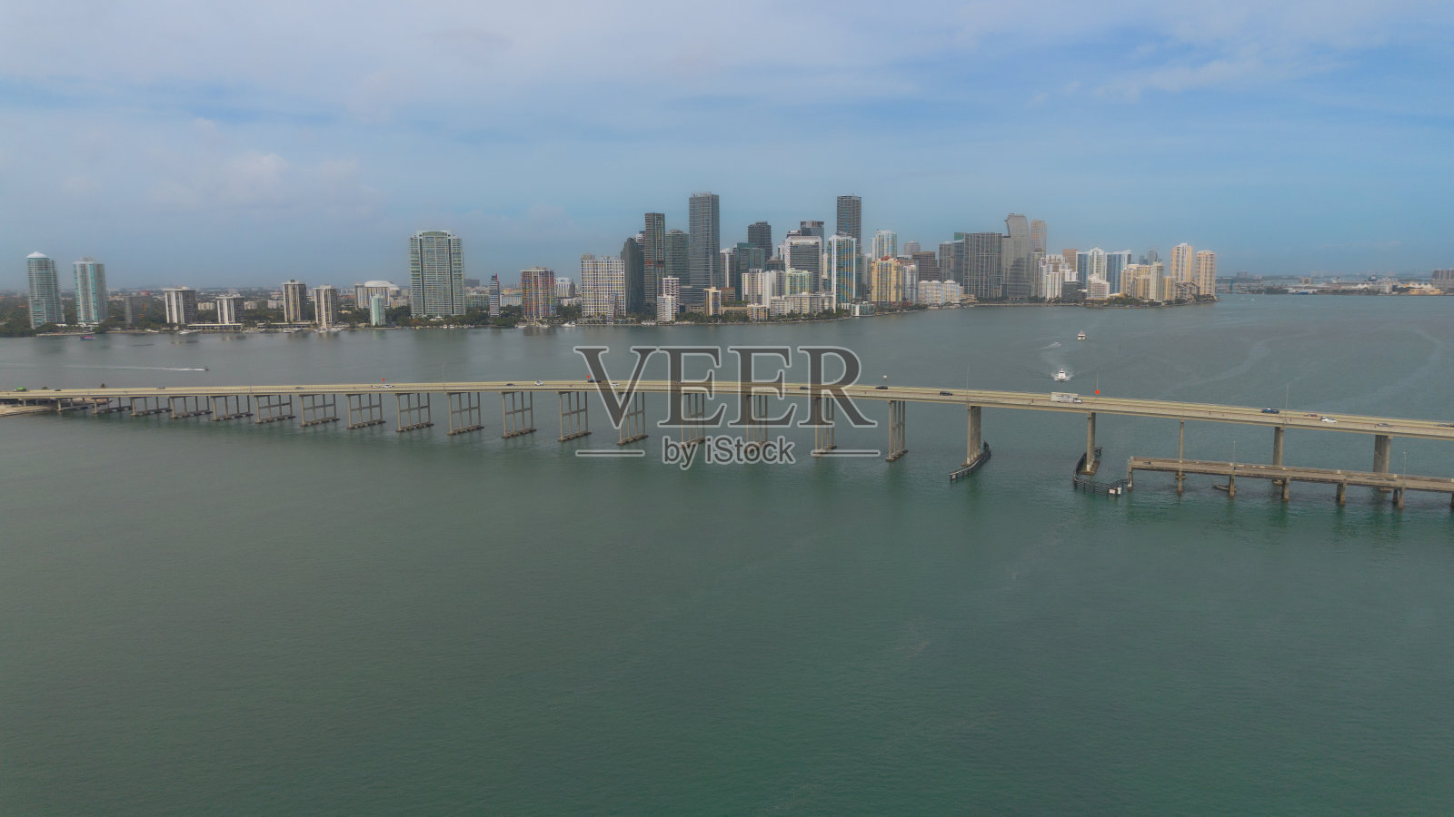 从比斯坎湾俯瞰迈阿密照片摄影图片