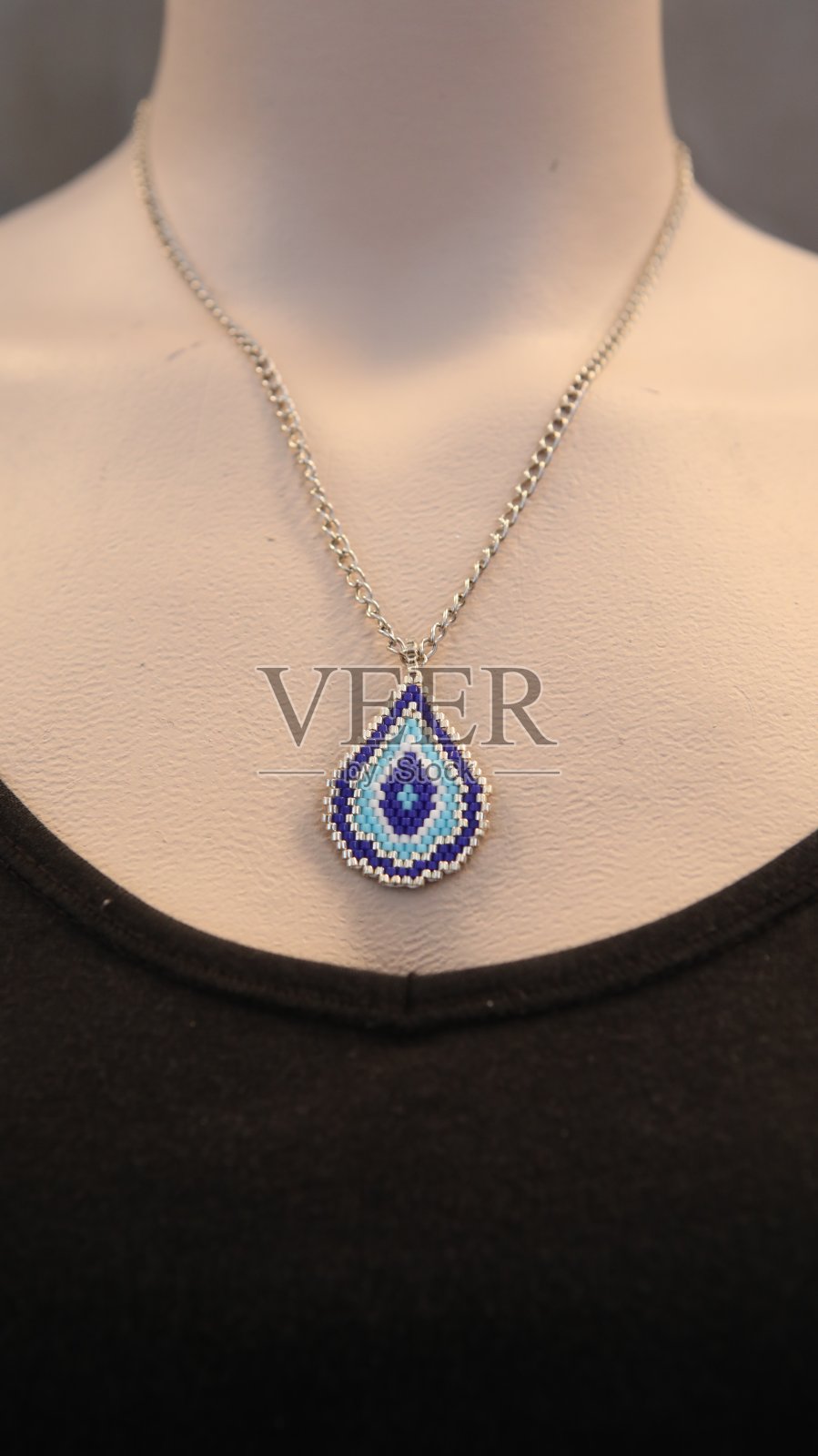 手工串珠项链在不同的颜色和设计。照片摄影图片