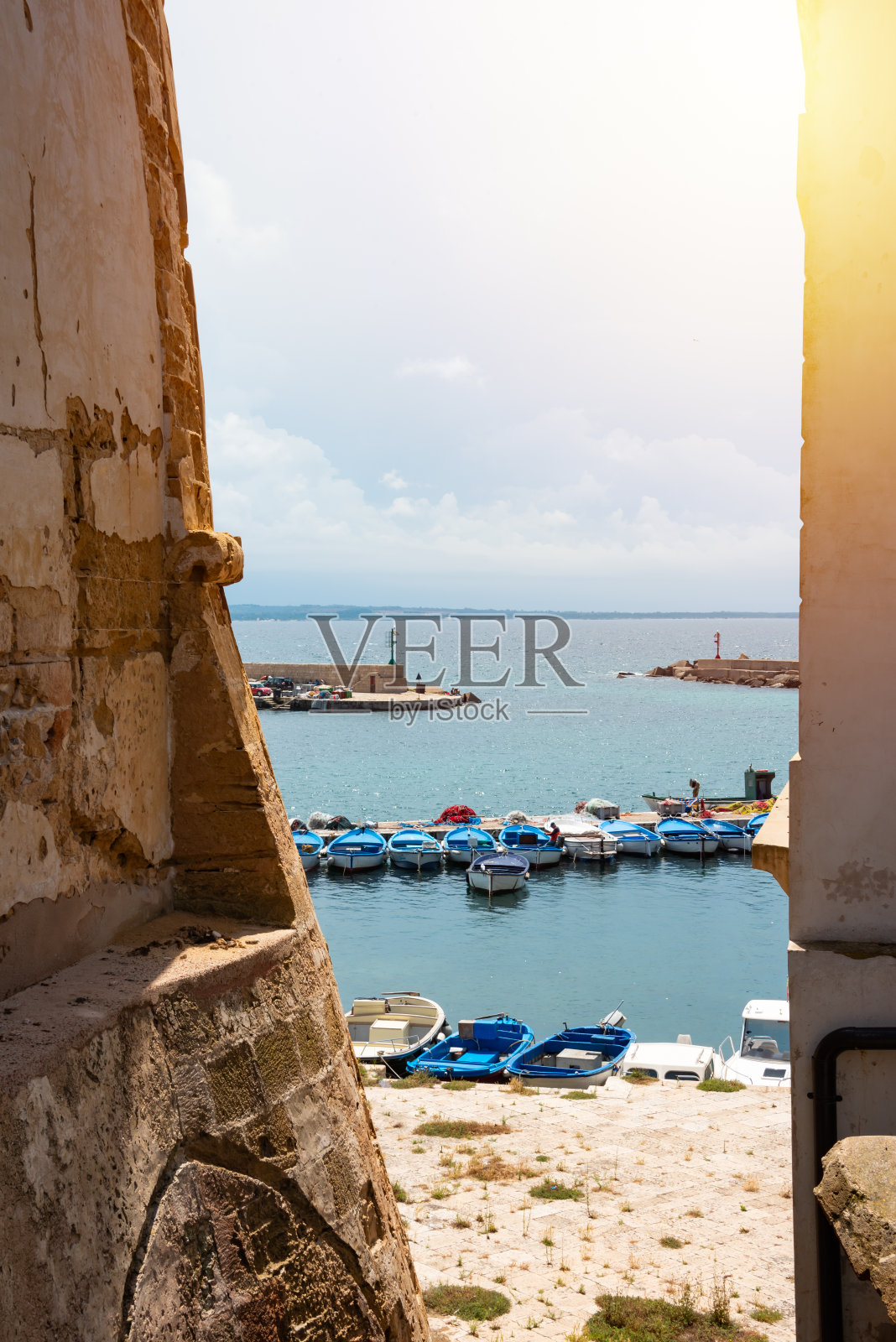意大利南部有船的海港或码头照片摄影图片