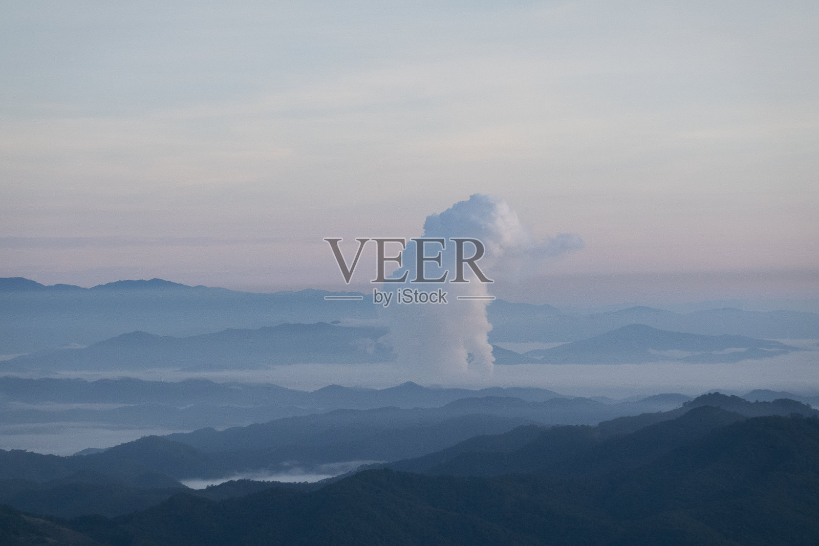 泰国南邦Mae Moh褐煤电厂美丽的晨景,背景是雾,工业白色蒸汽从冷却和塔管中流出,工业和环境主题照片摄影图片