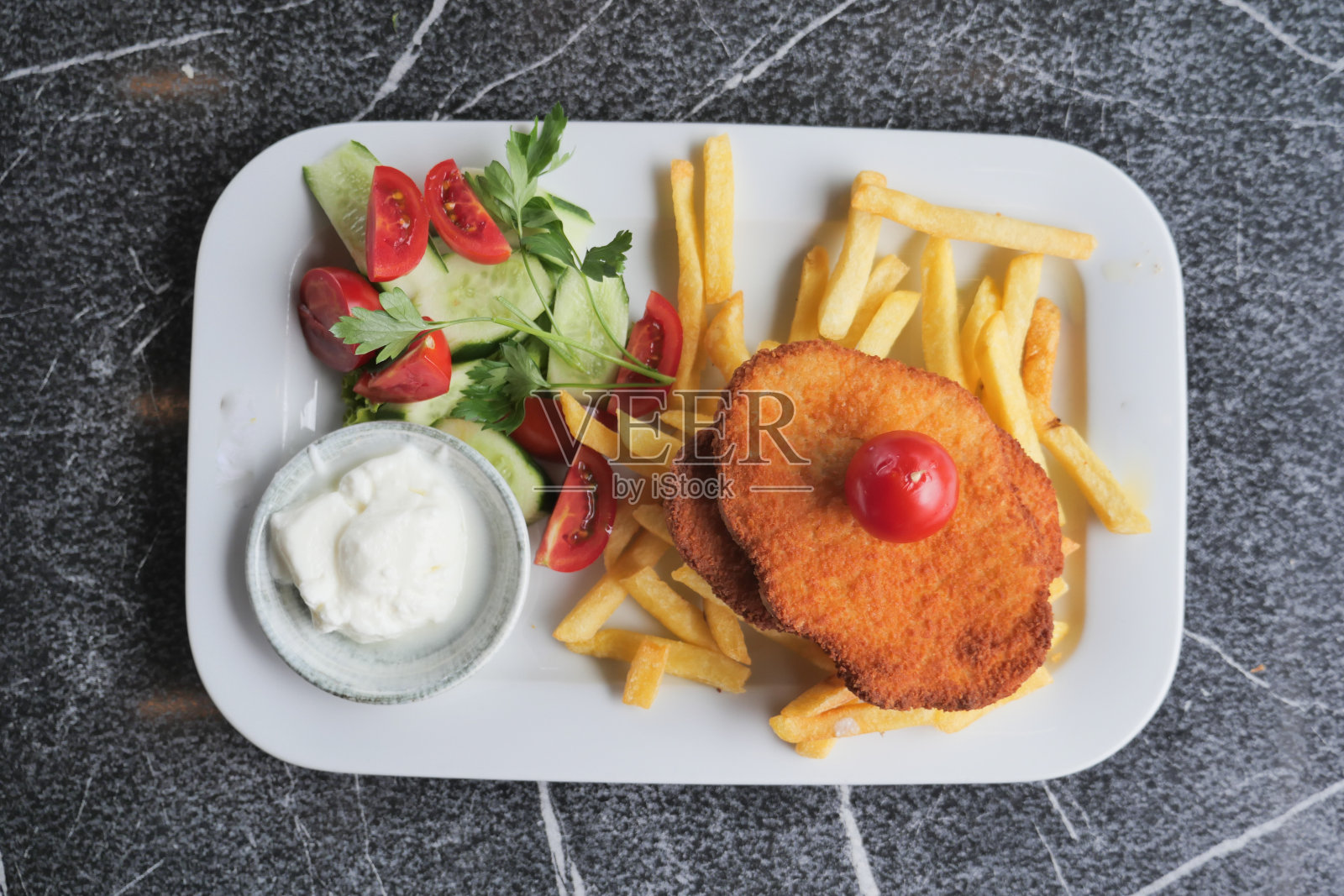 鸡炸肉排配薯片的俯视图照片摄影图片