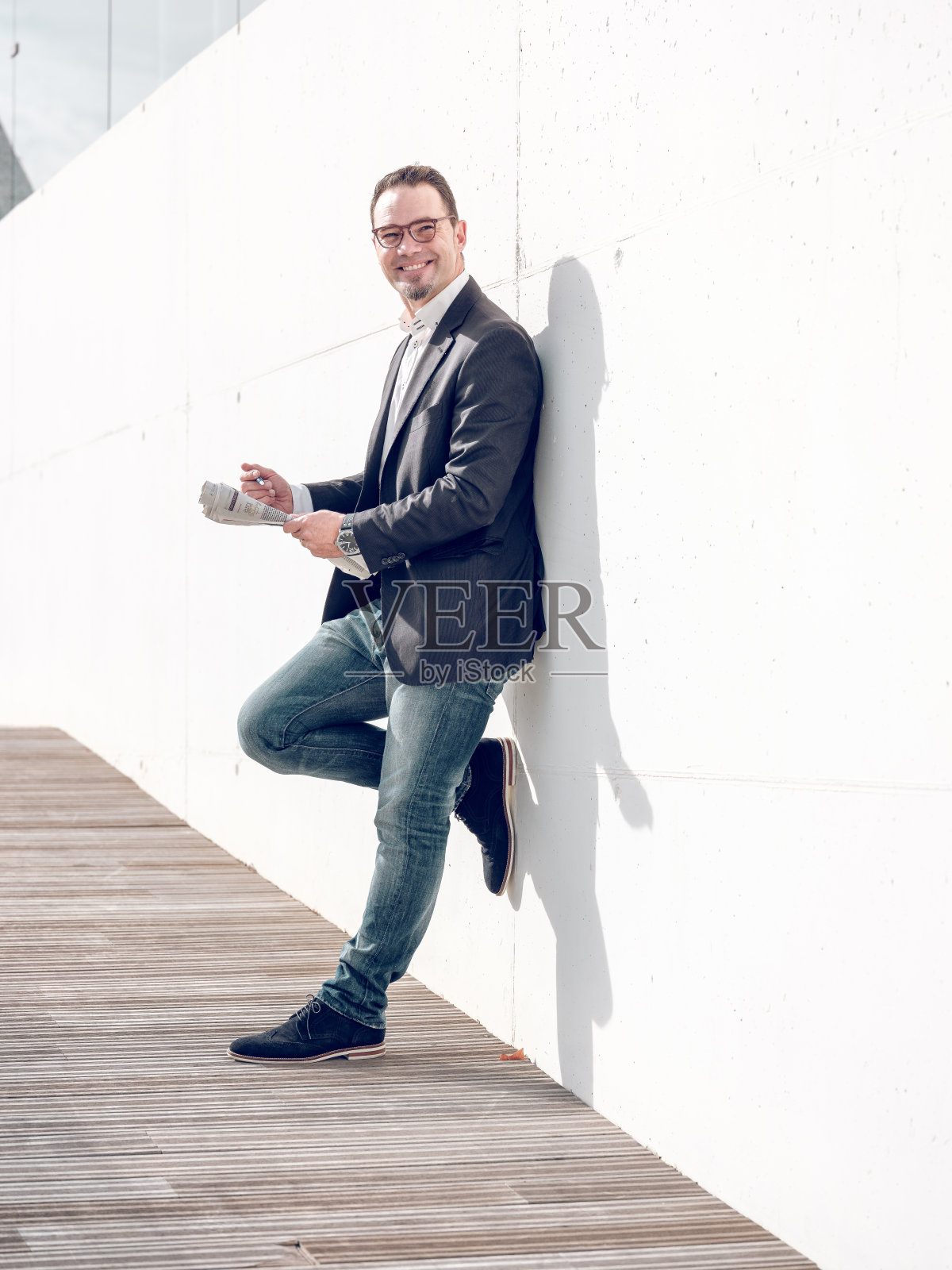 开朗的人在报纸上写作照片摄影图片