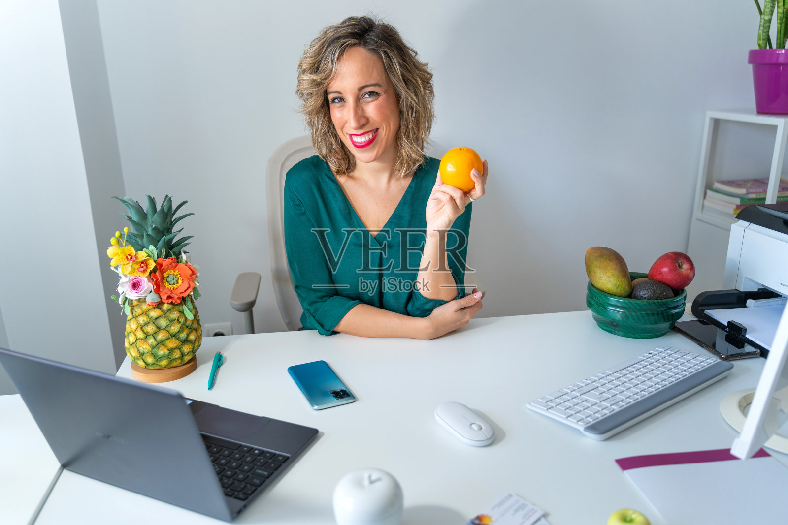 营养师给你看一个橙子。健康食品理念。照片摄影图片