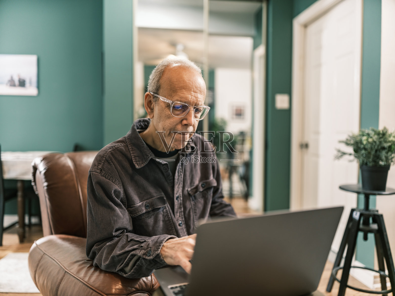 老人在客厅里用笔记本电脑照片摄影图片