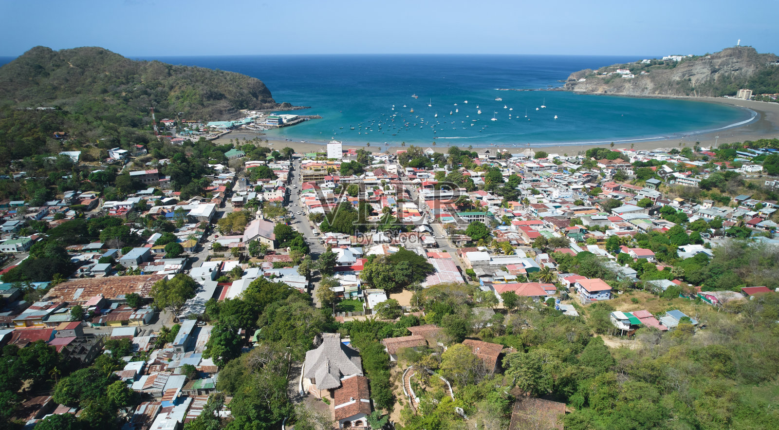 海湾旁的小镇风光照片摄影图片