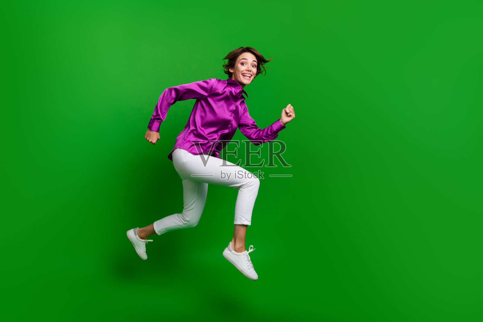 迷人开朗人的全长头像跳跑快空白空间广告孤立在绿色背景上照片摄影图片