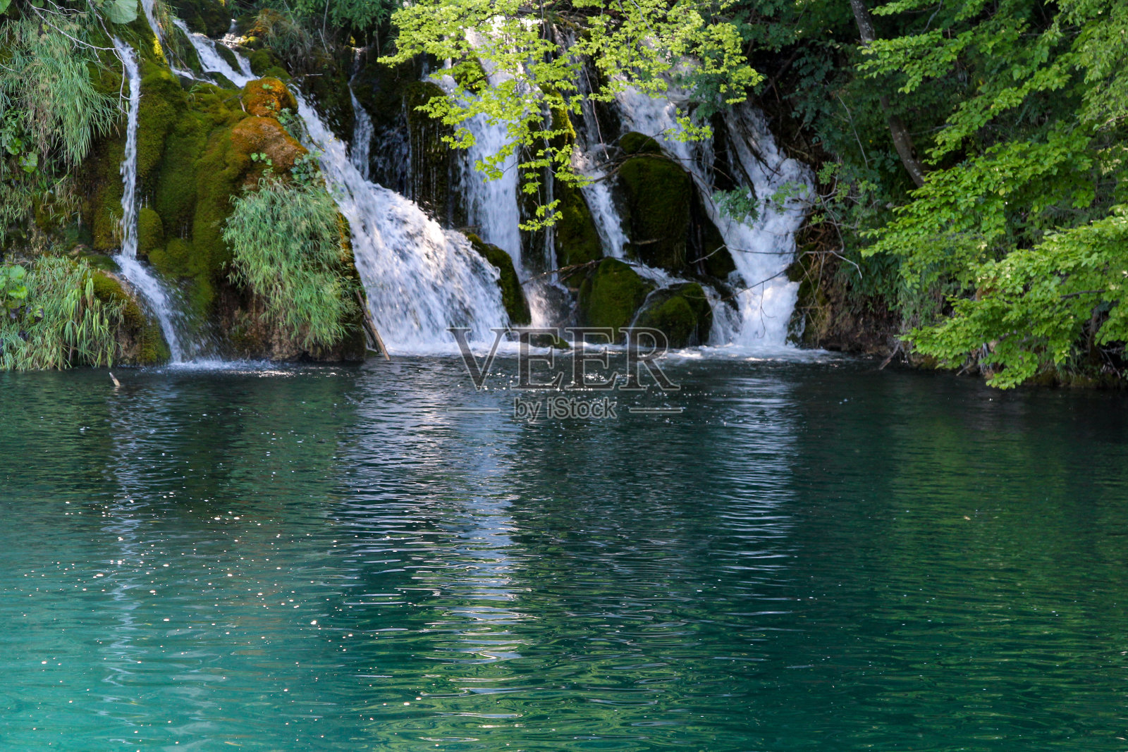 瀑布式级联。美丽的大自然。普利特维采湖国家公园。照片摄影图片