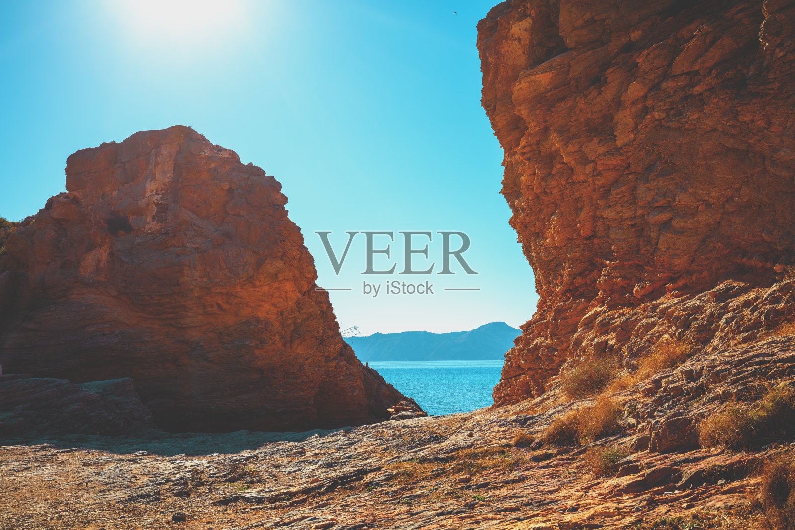 阳光明媚的日子里,岩石般的海景。白天的海景。两块岩石之间的海景照片摄影图片