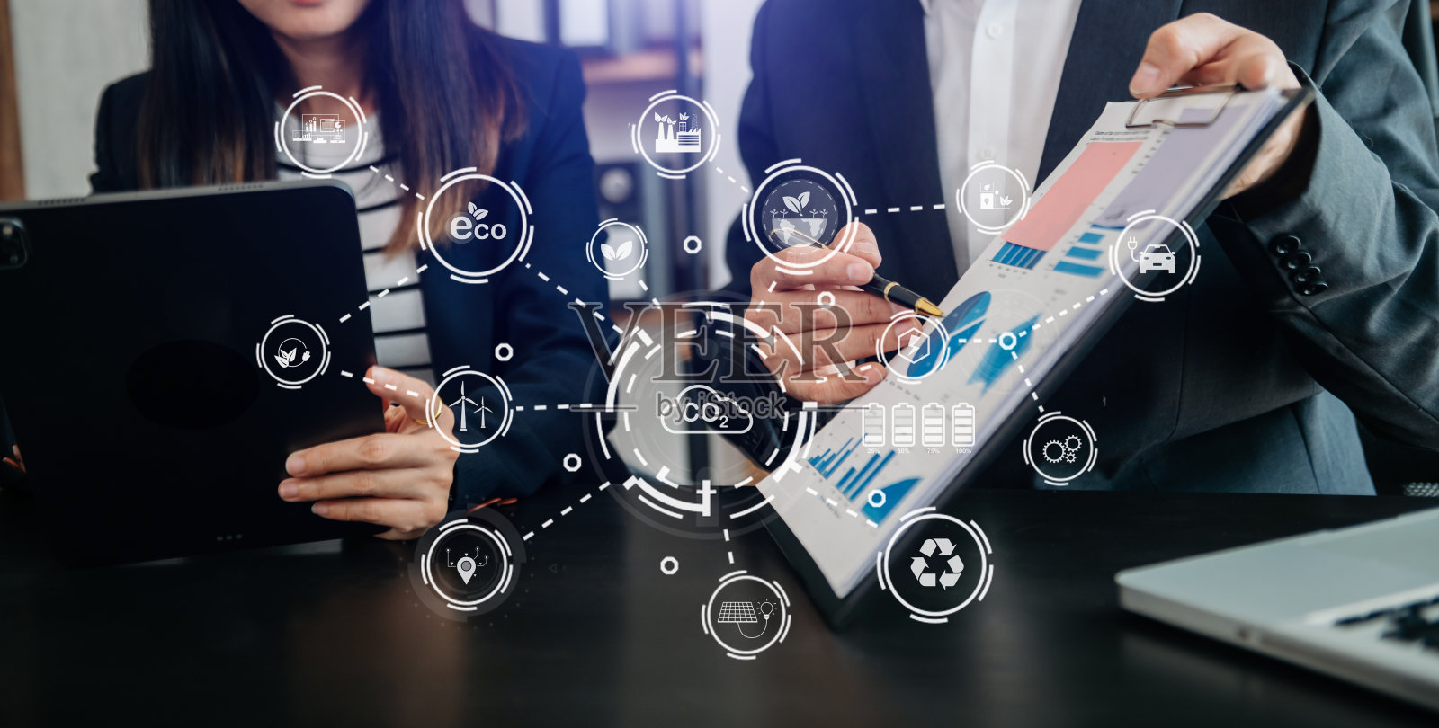 ESG环保理念,绿色伦理商业节约资源,减少二氧化碳,商务人员团队通过笔记本电脑虚拟智能手机减少二氧化碳排放照片摄影图片